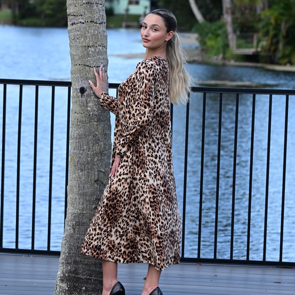 DEVORAH'S SECRET Modest Midi Dress Leopard Print / Regular& Plus sizes - Picture 3 of 7